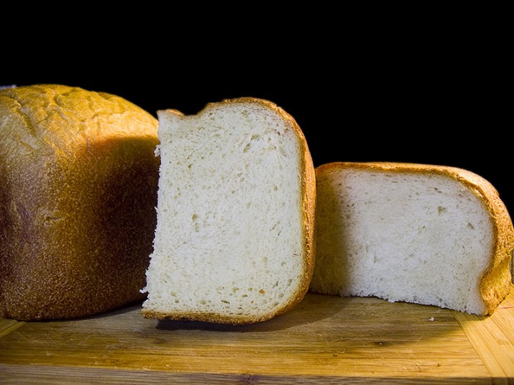 Почему опадает верхушка хлеба. Хлеб в разрезе. Дефекты хлеба. Белый хлеб. Дефекты мякиша хлеба.