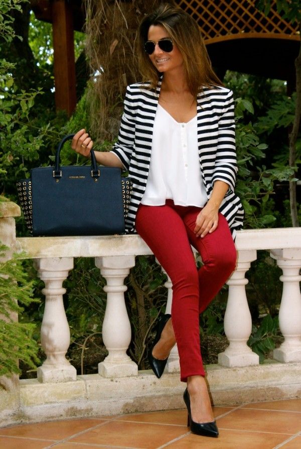 Модный лук с красными джинсами 